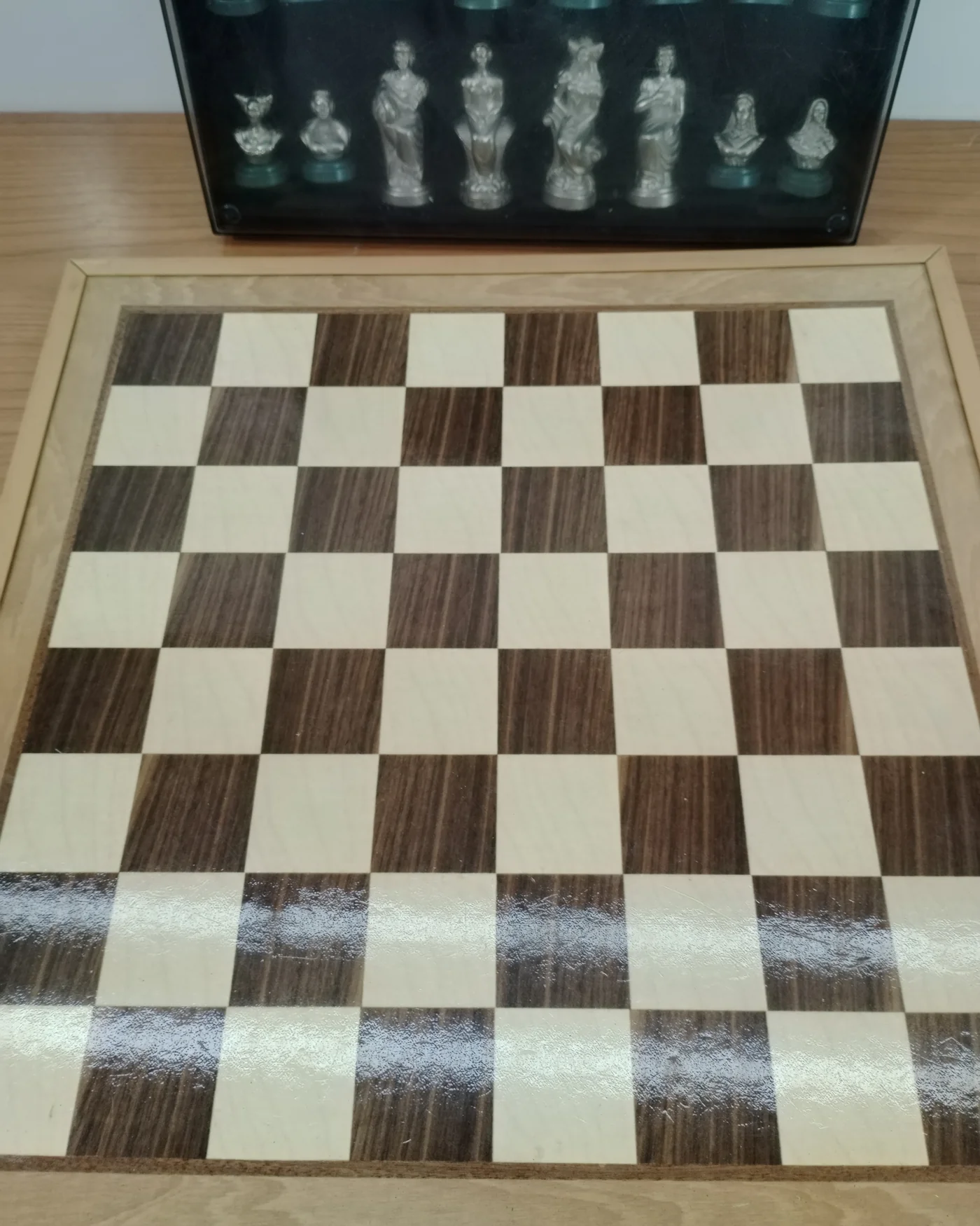 Ajedrez de bronce con tablero de madera - imagen 2