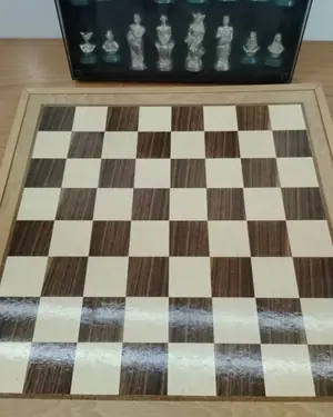 Ajedrez de bronce con tablero de madera - miniatura 2