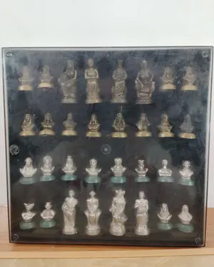 Ajedrez de bronce con tablero de madera - miniatura 3