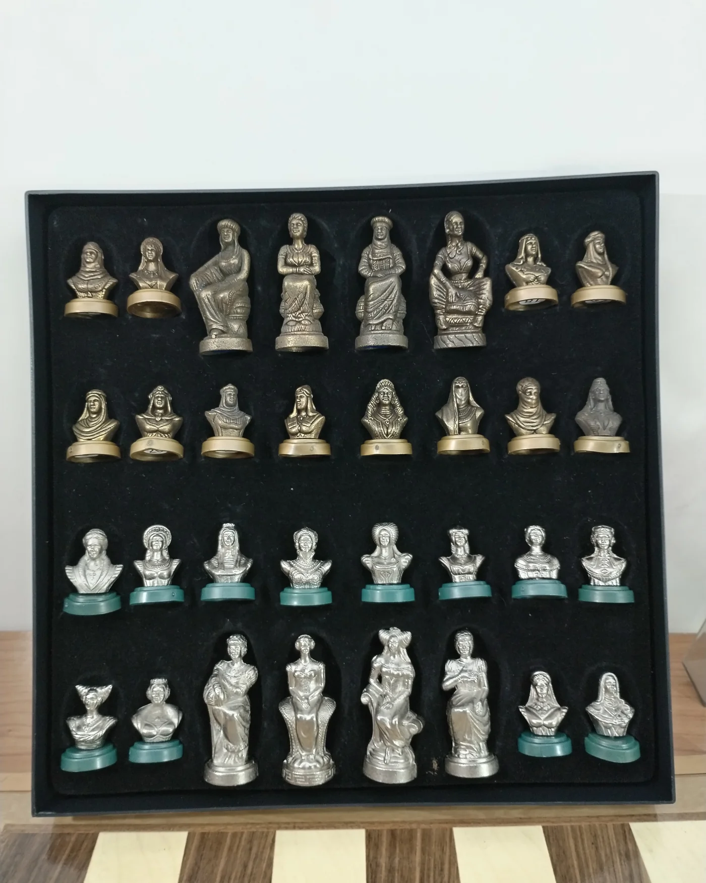 Ajedrez de bronce con tablero de madera - imagen 4