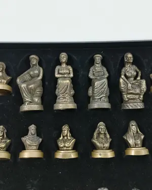 Ajedrez de bronce con tablero de madera - miniatura 5