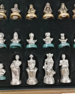 Ajedrez de bronce con tablero de madera - miniatura 6