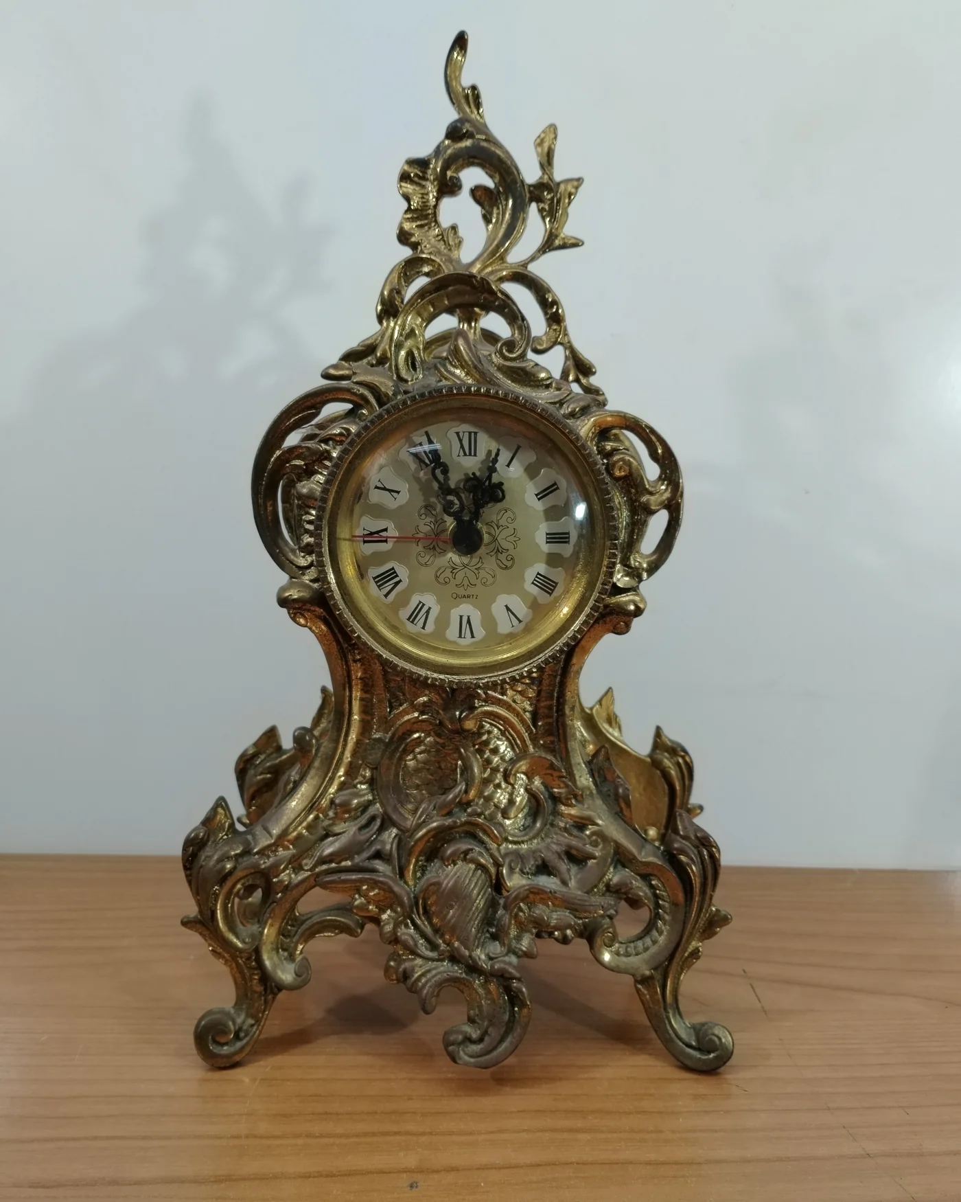 Reloj sobremesa de bronce con diseño barroco - imagen 1