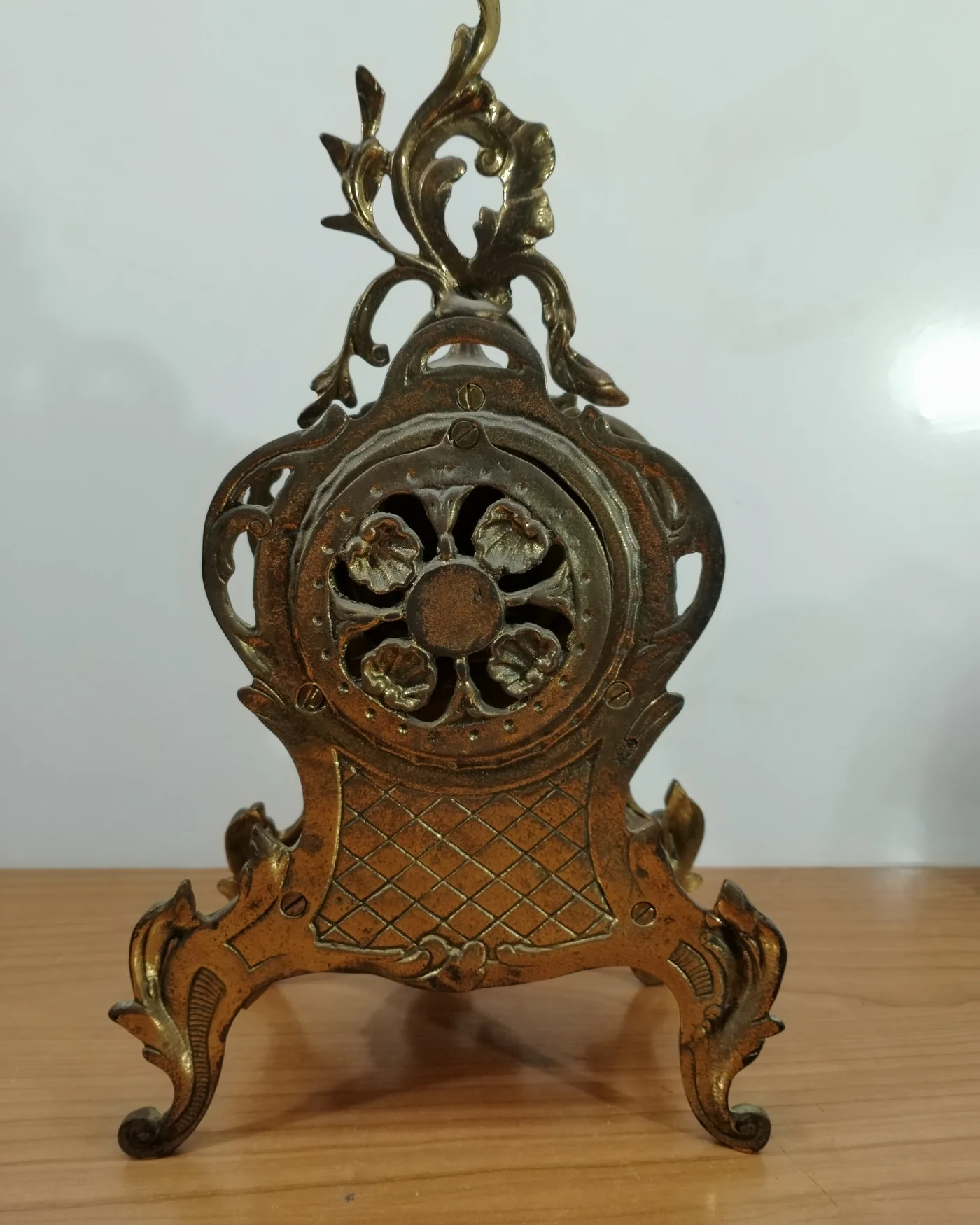 Reloj sobremesa de bronce con diseño barroco - imagen 2