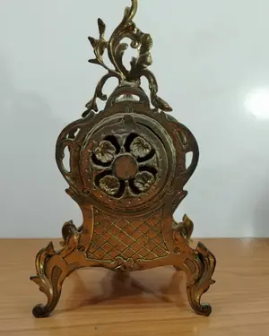 Reloj sobremesa de bronce con diseño barroco - miniatura 2