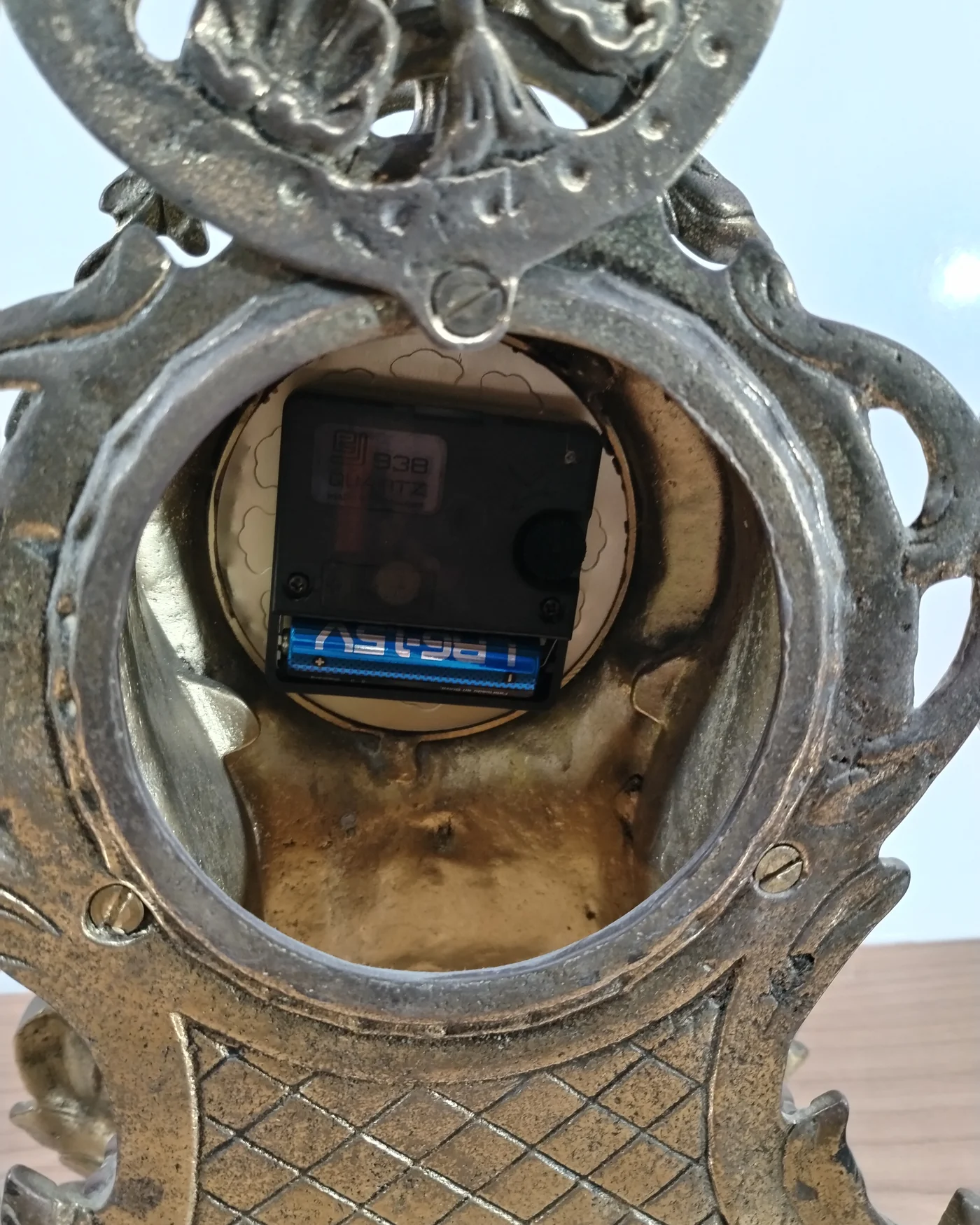 Reloj sobremesa de bronce con diseño barroco - imagen 3