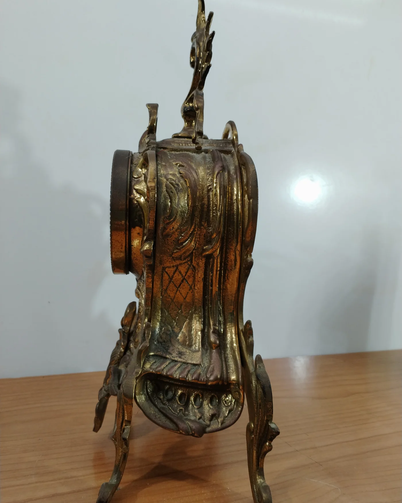 Reloj sobremesa de bronce con diseño barroco - imagen 5