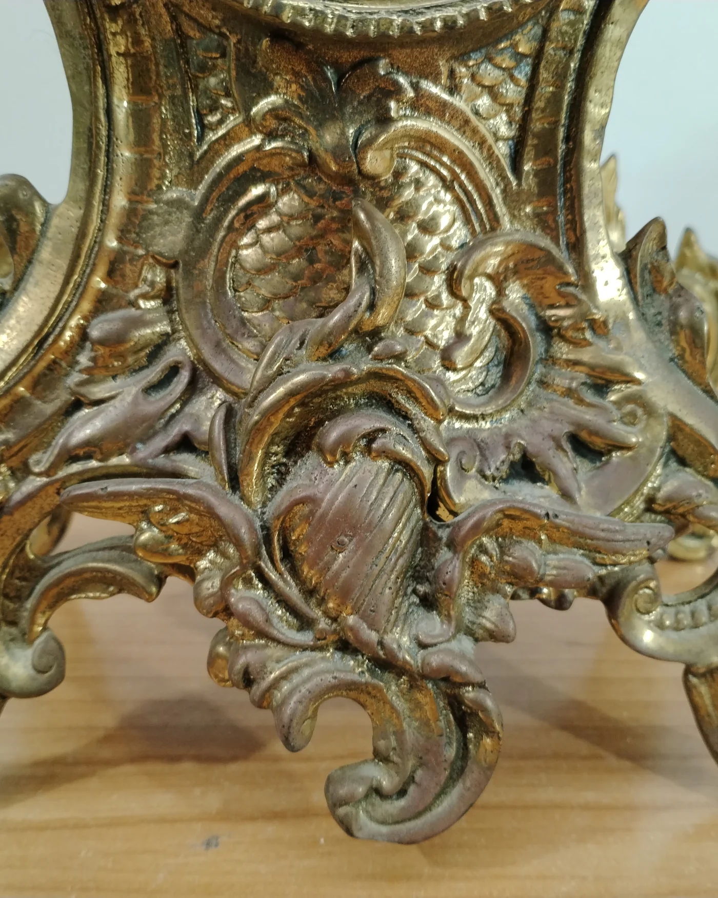 Reloj sobremesa de bronce con diseño barroco - imagen 6