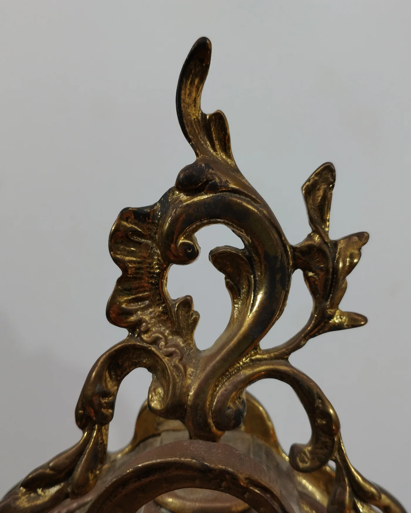 Reloj sobremesa de bronce con diseño barroco - imagen 8
