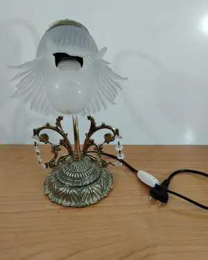 Lámpara de mesa vintage con base de latón y pantalla de cristal - miniatura 1