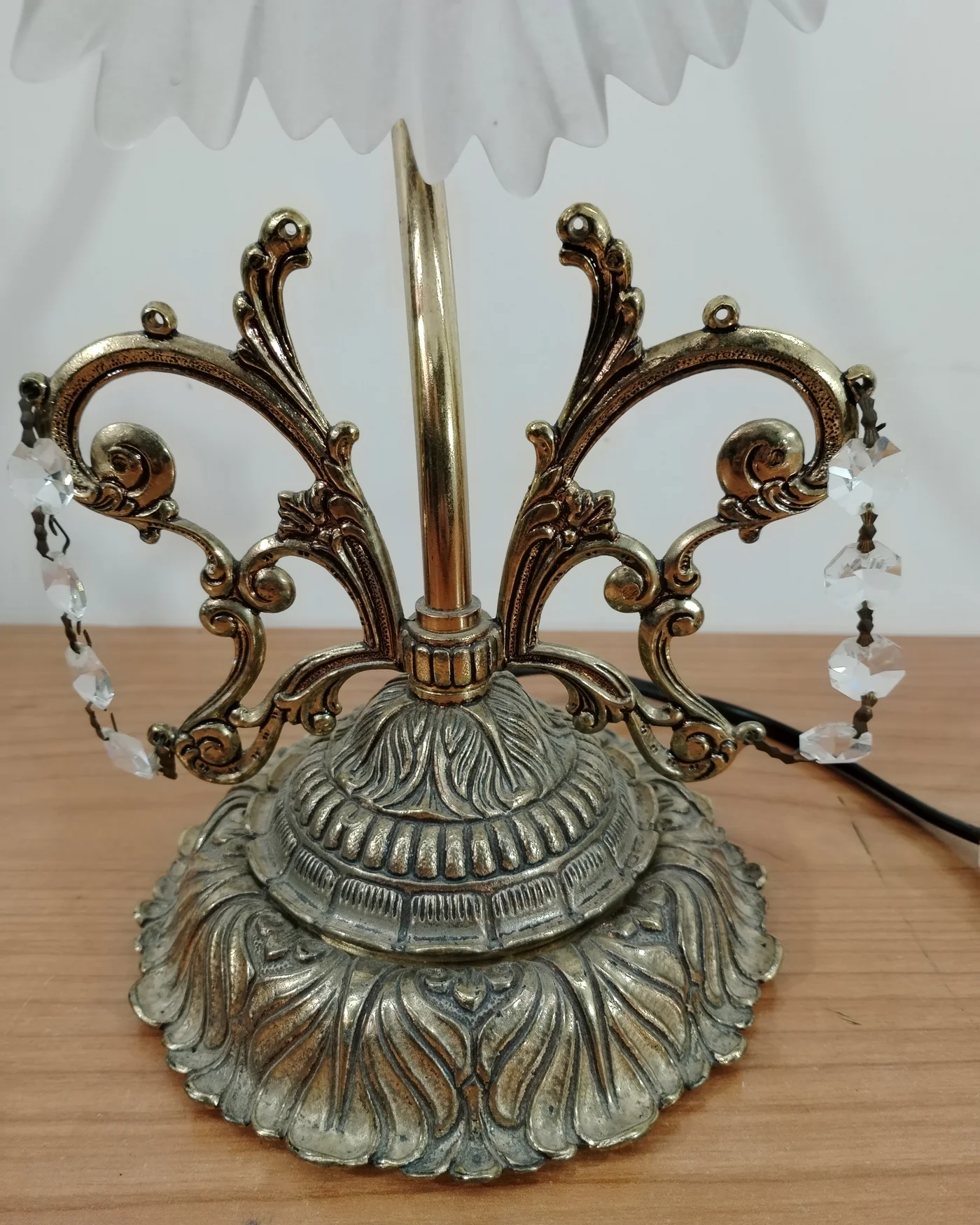 Lámpara de mesa vintage con base de latón y pantalla de cristal - imagen 2