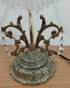 Lámpara de mesa vintage con base de latón y pantalla de cristal - miniatura 2