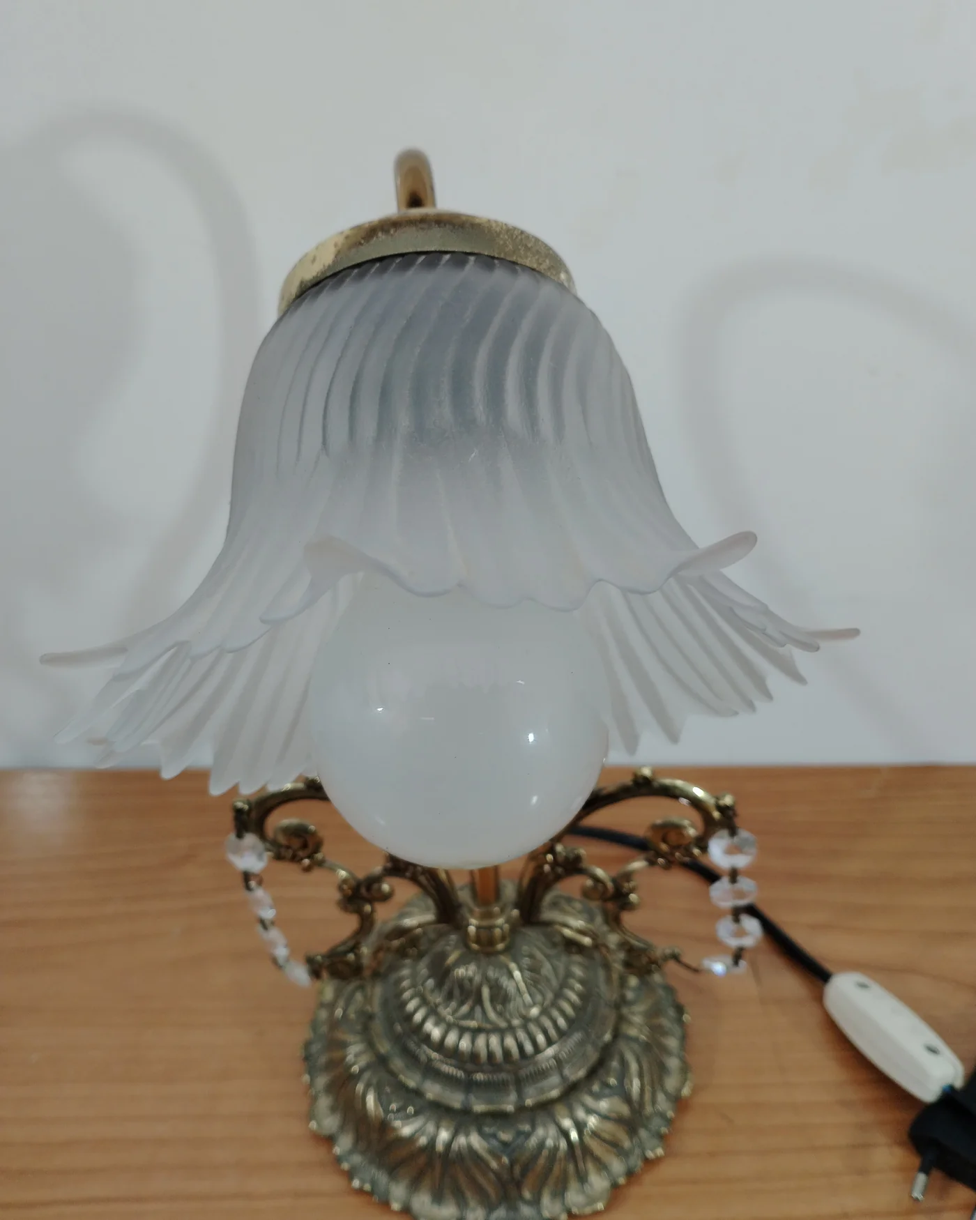 Lámpara de mesa vintage con base de latón y pantalla de cristal - imagen 3