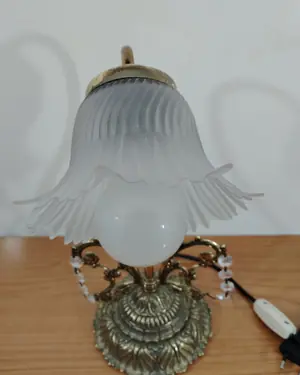 Lámpara de mesa vintage con base de latón y pantalla de cristal - miniatura 3
