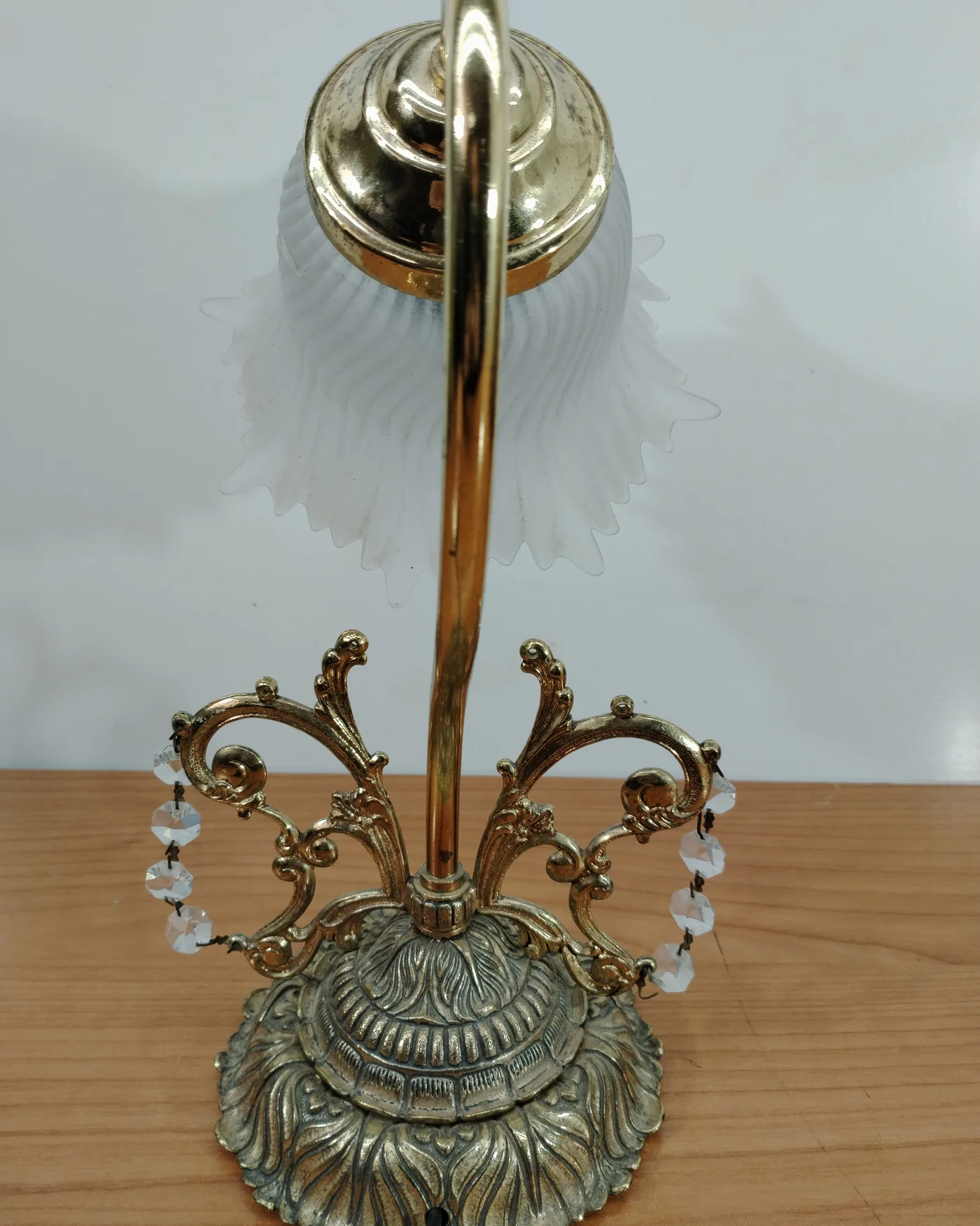 Lámpara de mesa vintage con base de latón y pantalla de cristal - imagen 4