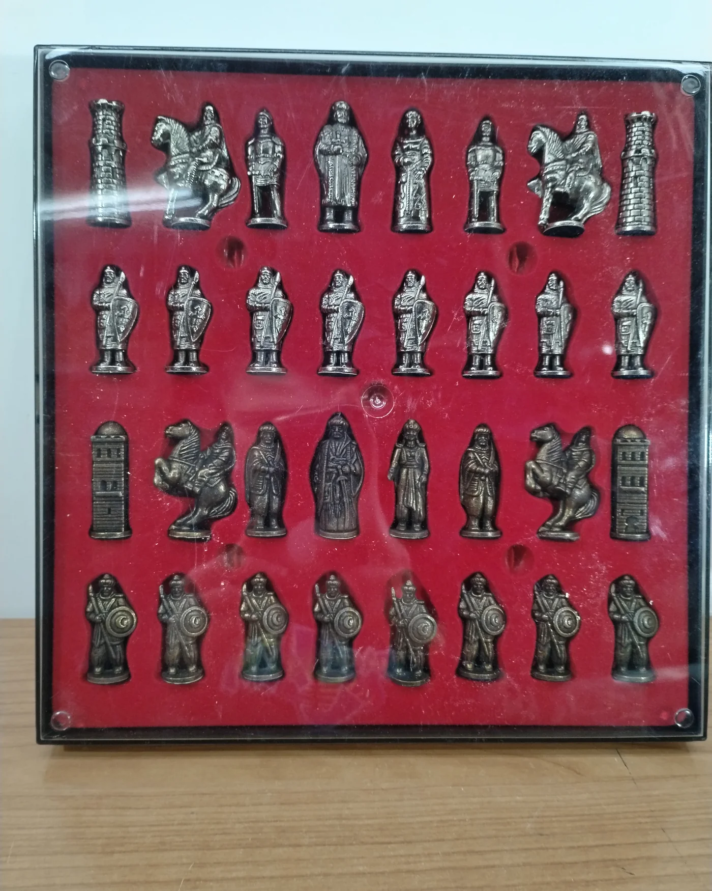 Ajedrez de bronce con figuras medievales en caja - imagen 1