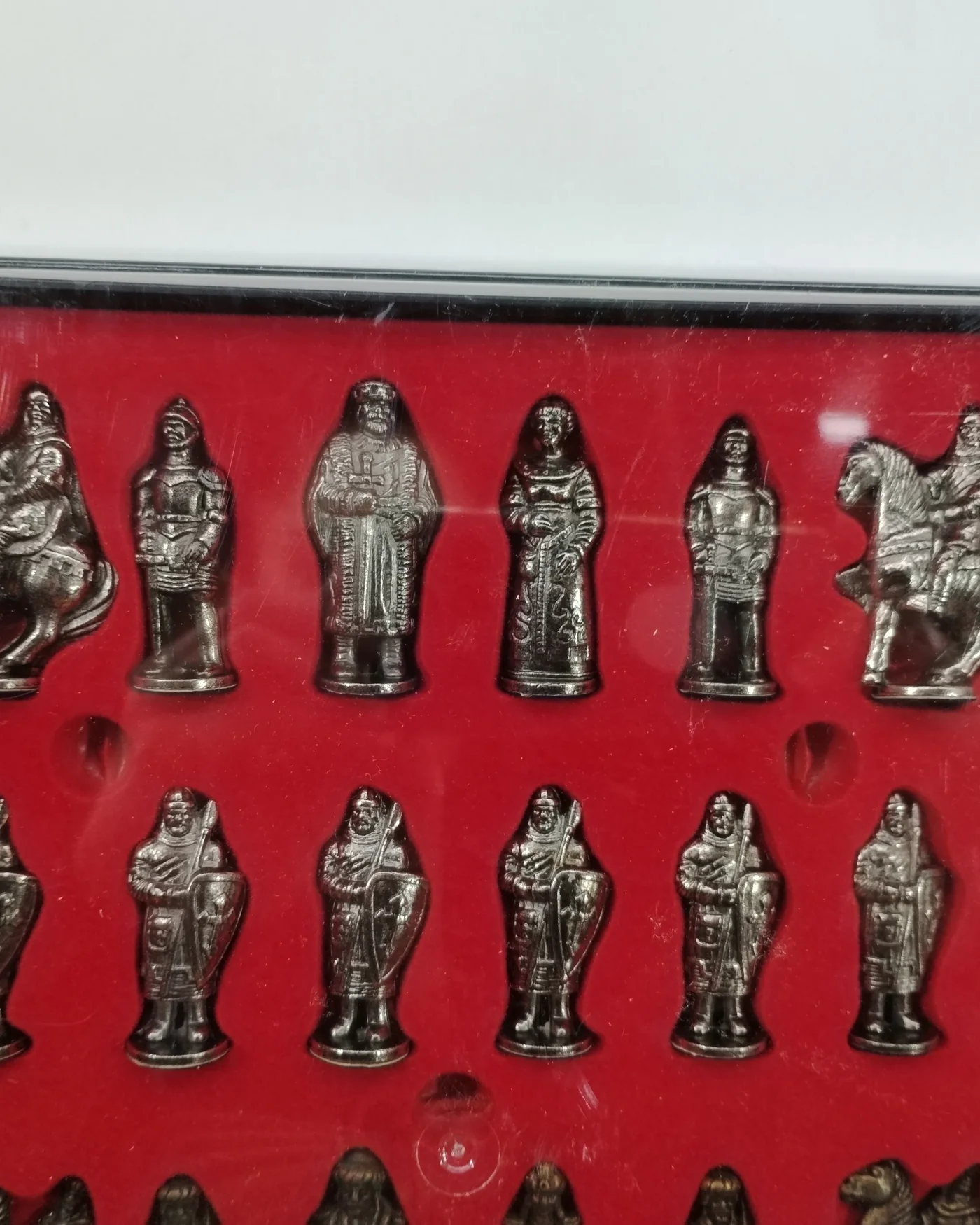 Ajedrez de bronce con figuras medievales en caja - imagen 2