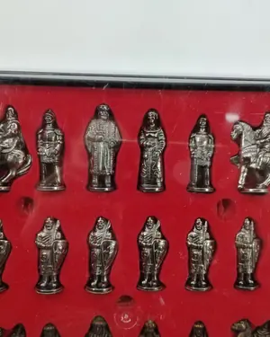 Ajedrez de bronce con figuras medievales en caja - miniatura 2