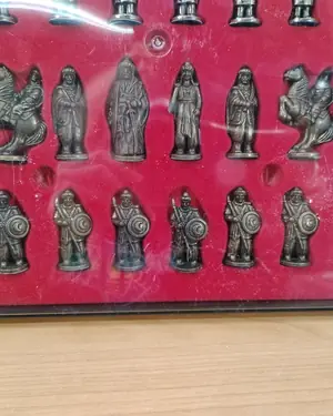 Ajedrez de bronce con figuras medievales en caja - miniatura 3