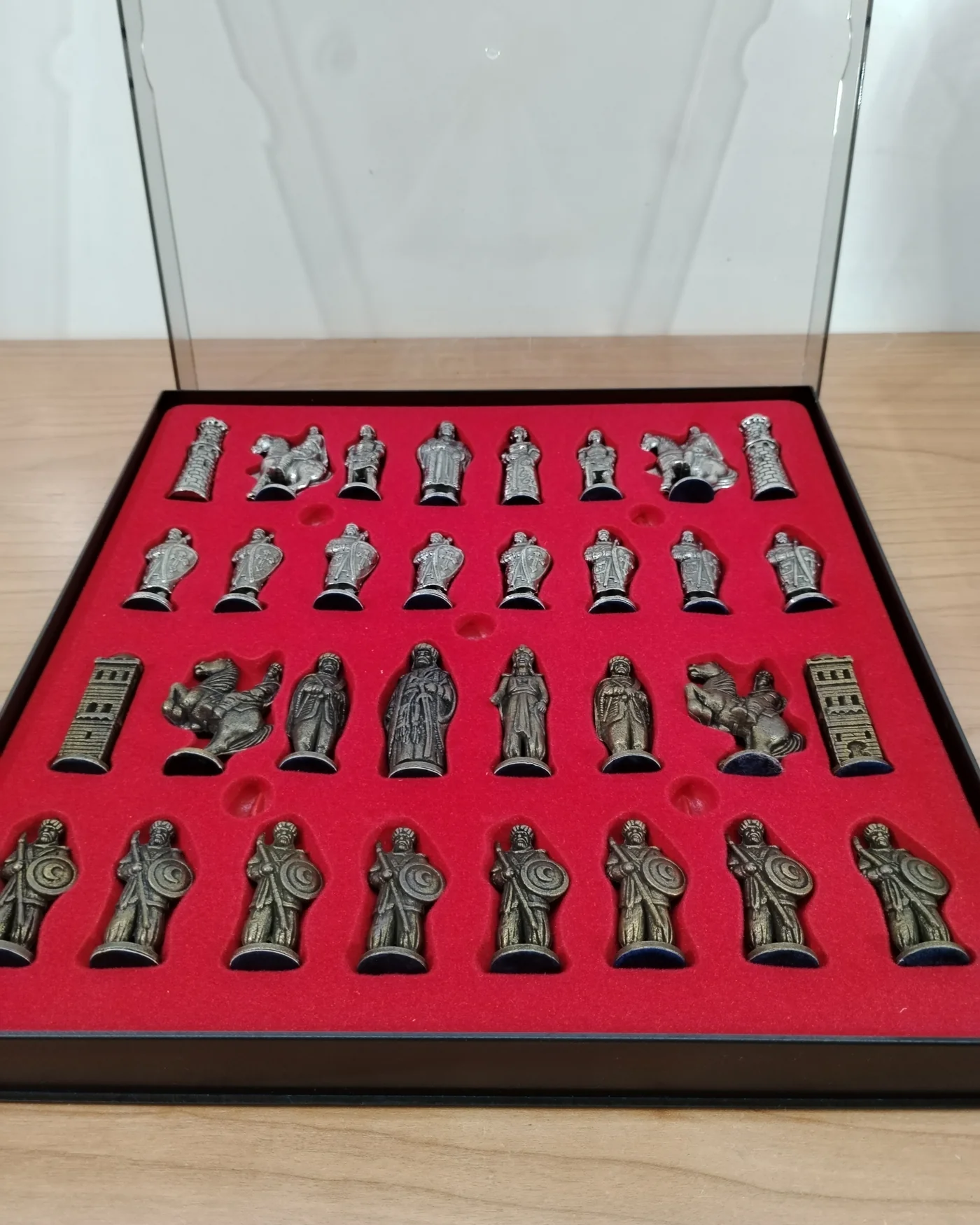 Ajedrez de bronce con figuras medievales en caja - imagen 4