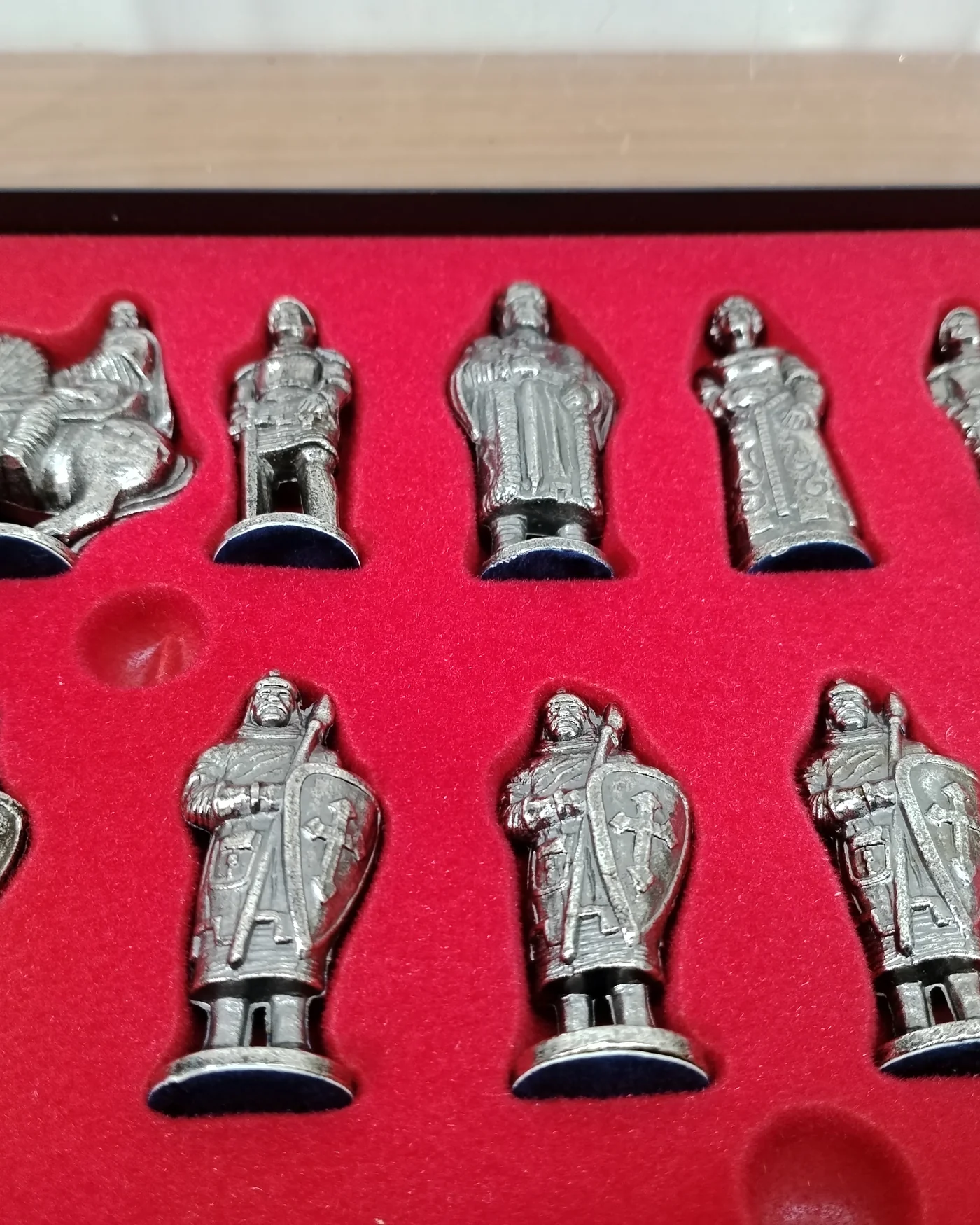 Ajedrez de bronce con figuras medievales en caja - imagen 5