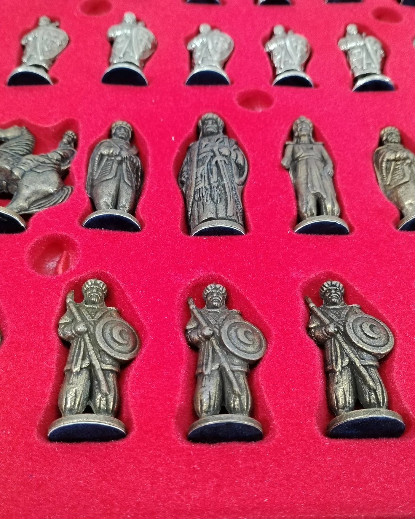 Ajedrez de bronce con figuras medievales en caja - imagen 6