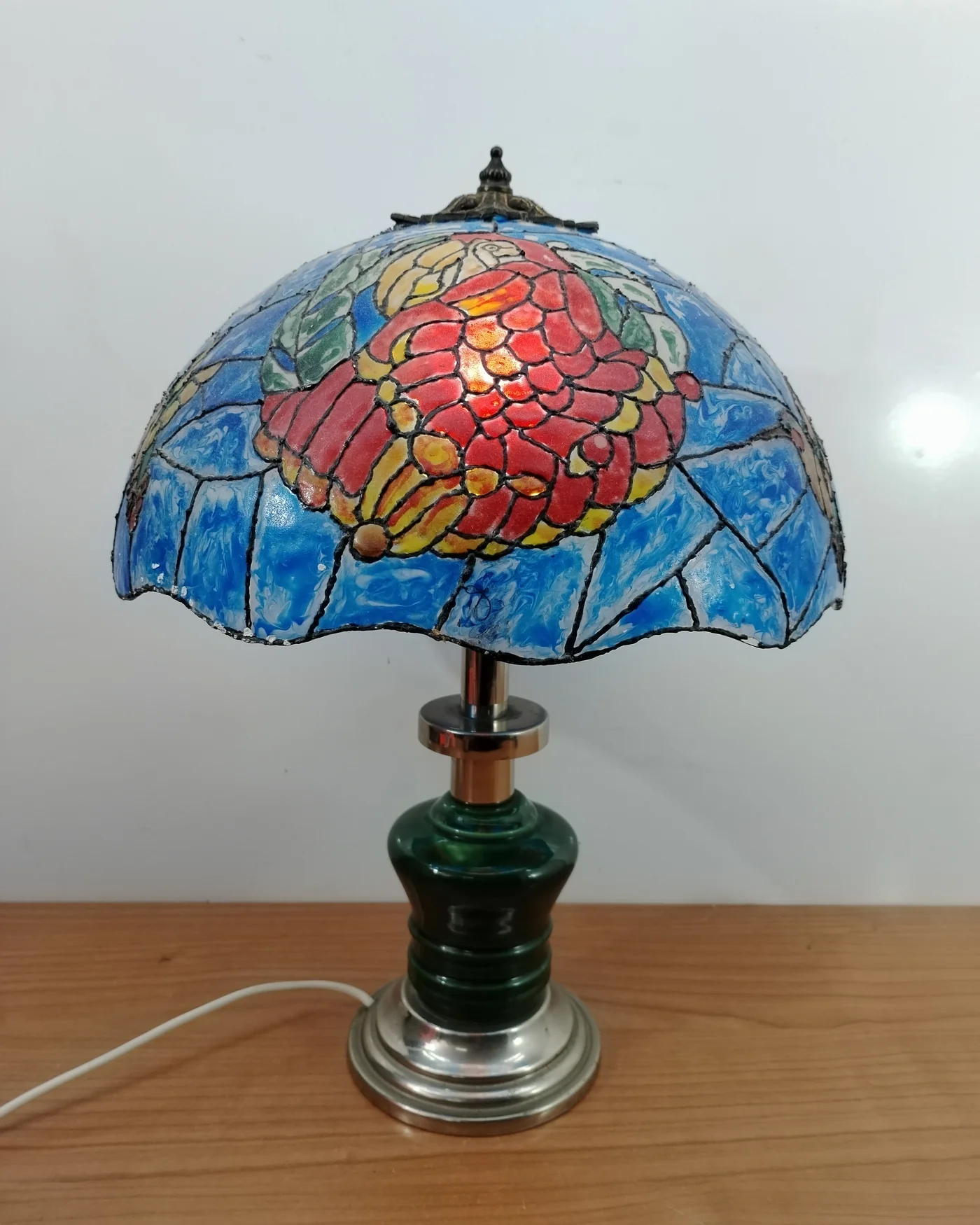 Lámpara de mesa con pantalla de vitral estilo Tiffany - imagen 1