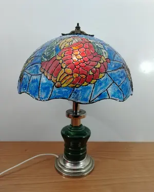 Lámpara de mesa con pantalla de vitral estilo Tiffany - miniatura 1