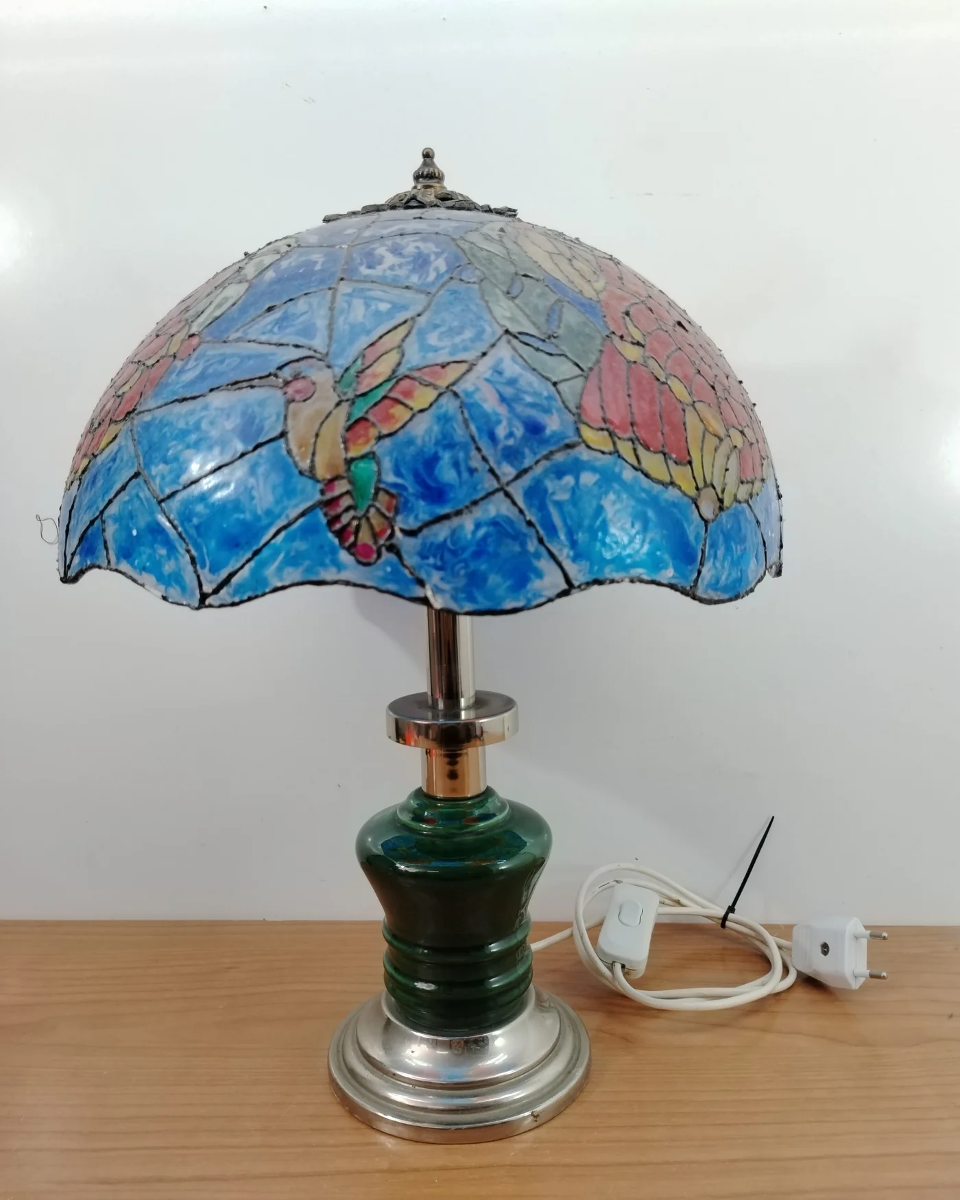 Lámpara de mesa con pantalla de vitral estilo Tiffany - imagen 4