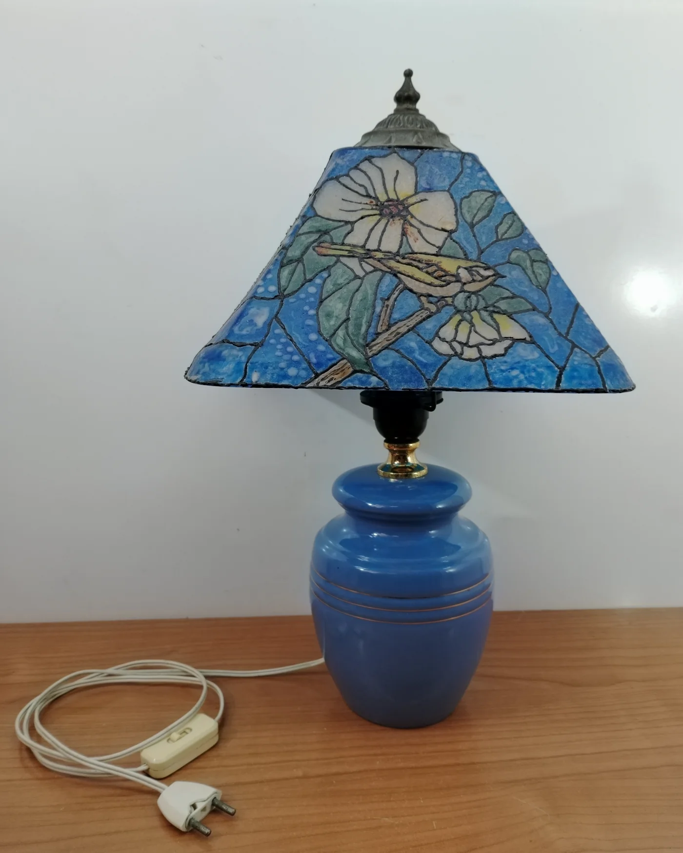 Lámpara de mesa vintage con pantalla de vitral y base de cerámica azul - imagen 1
