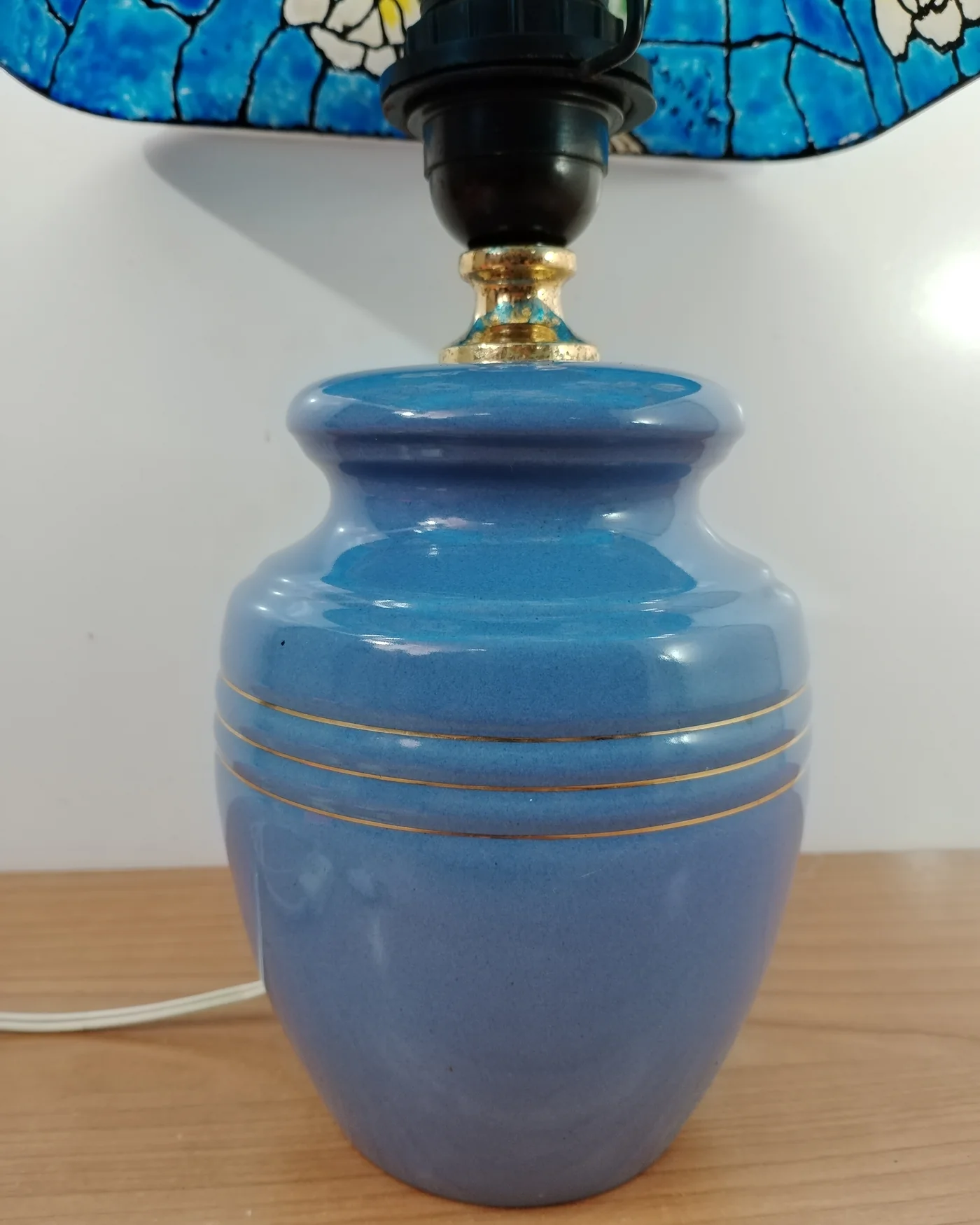Lámpara de mesa vintage con pantalla de vitral y base de cerámica azul - imagen 2