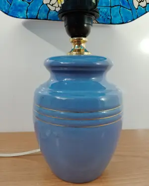 Lámpara de mesa vintage con pantalla de vitral y base de cerámica azul - miniatura 2
