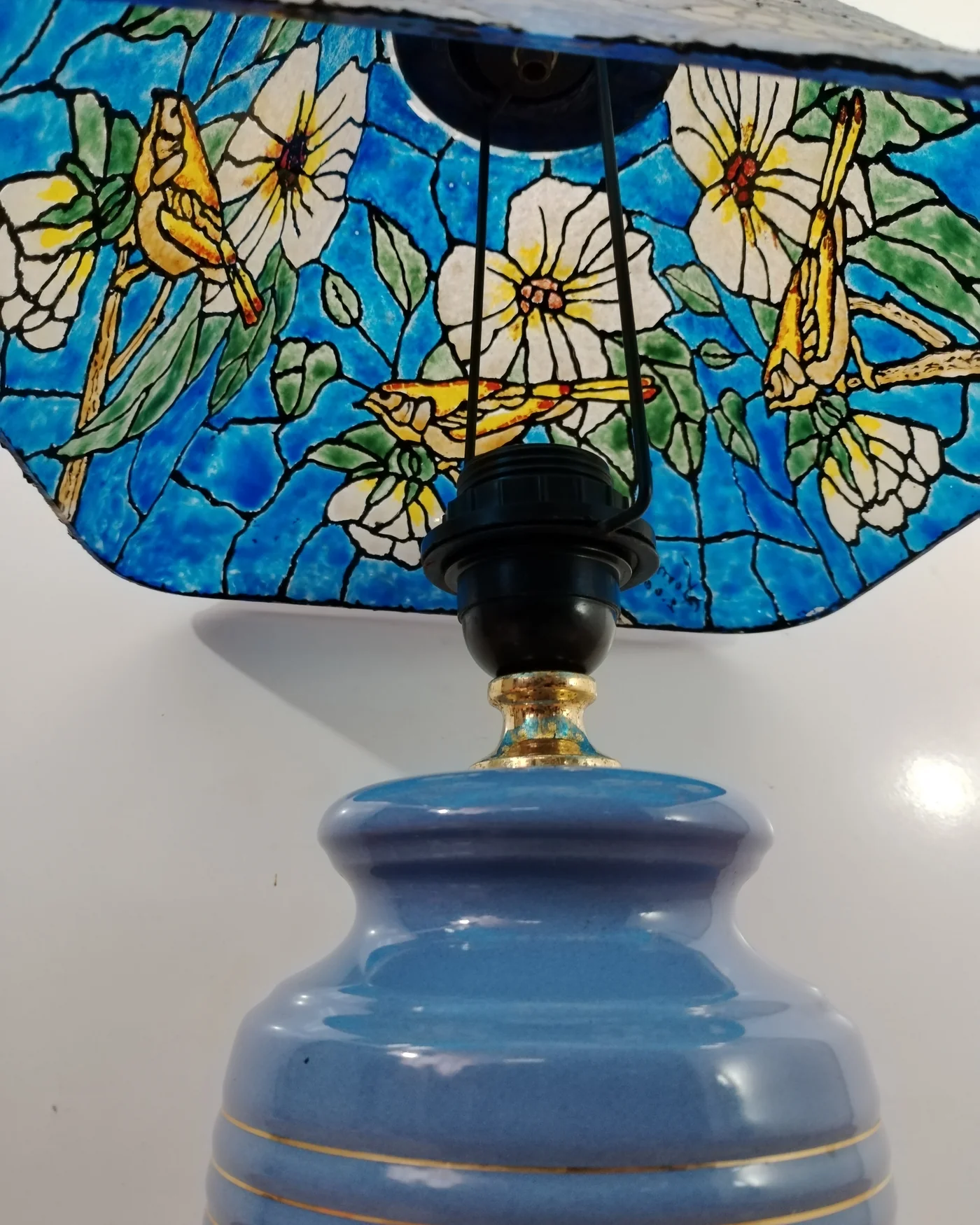 Lámpara de mesa vintage con pantalla de vitral y base de cerámica azul - imagen 3