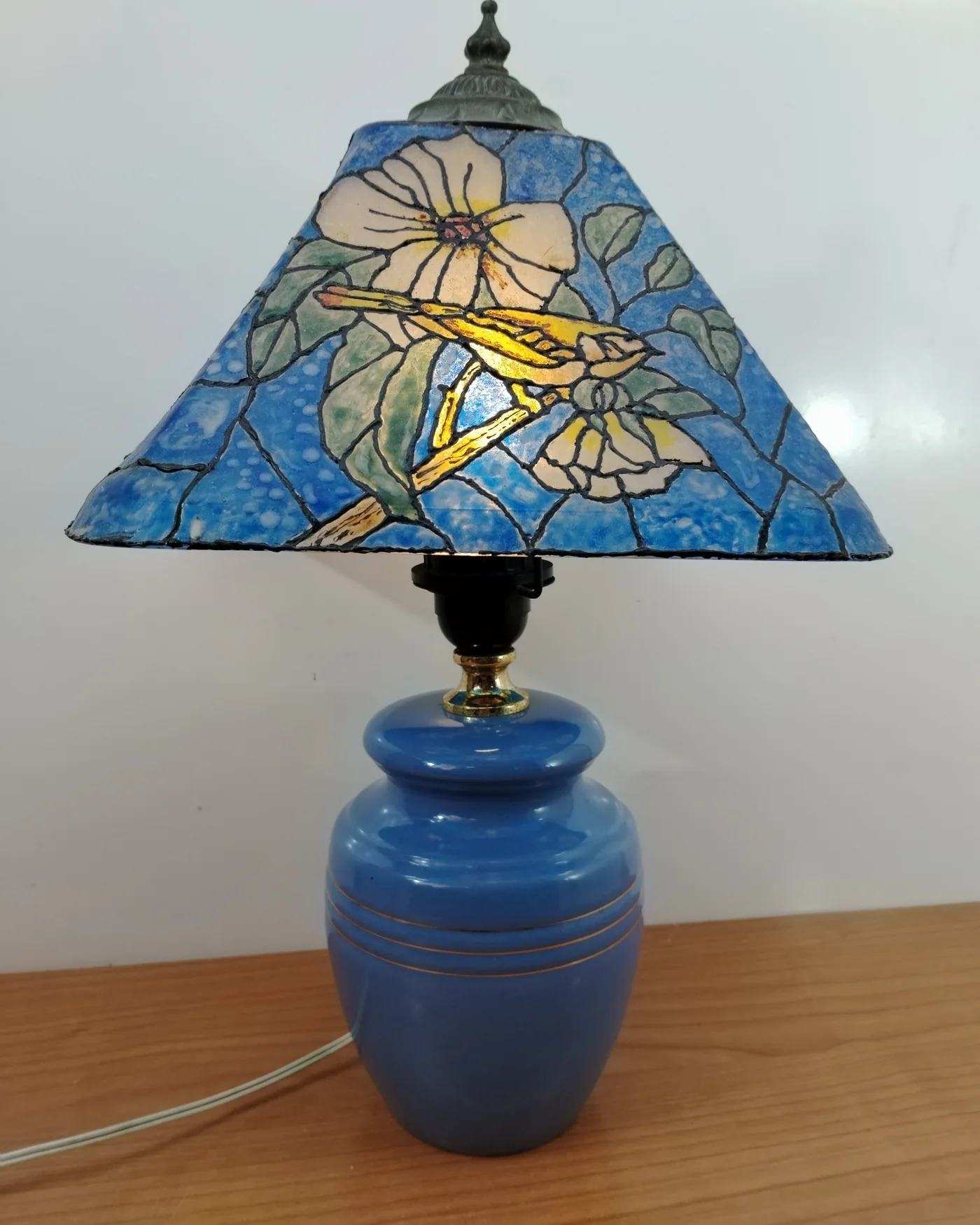 Lámpara de mesa vintage con pantalla de vitral y base de cerámica azul - imagen 4