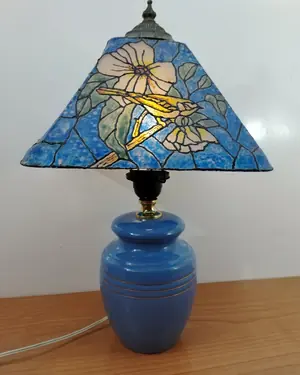 Lámpara de mesa vintage con pantalla de vitral y base de cerámica azul - miniatura 4
