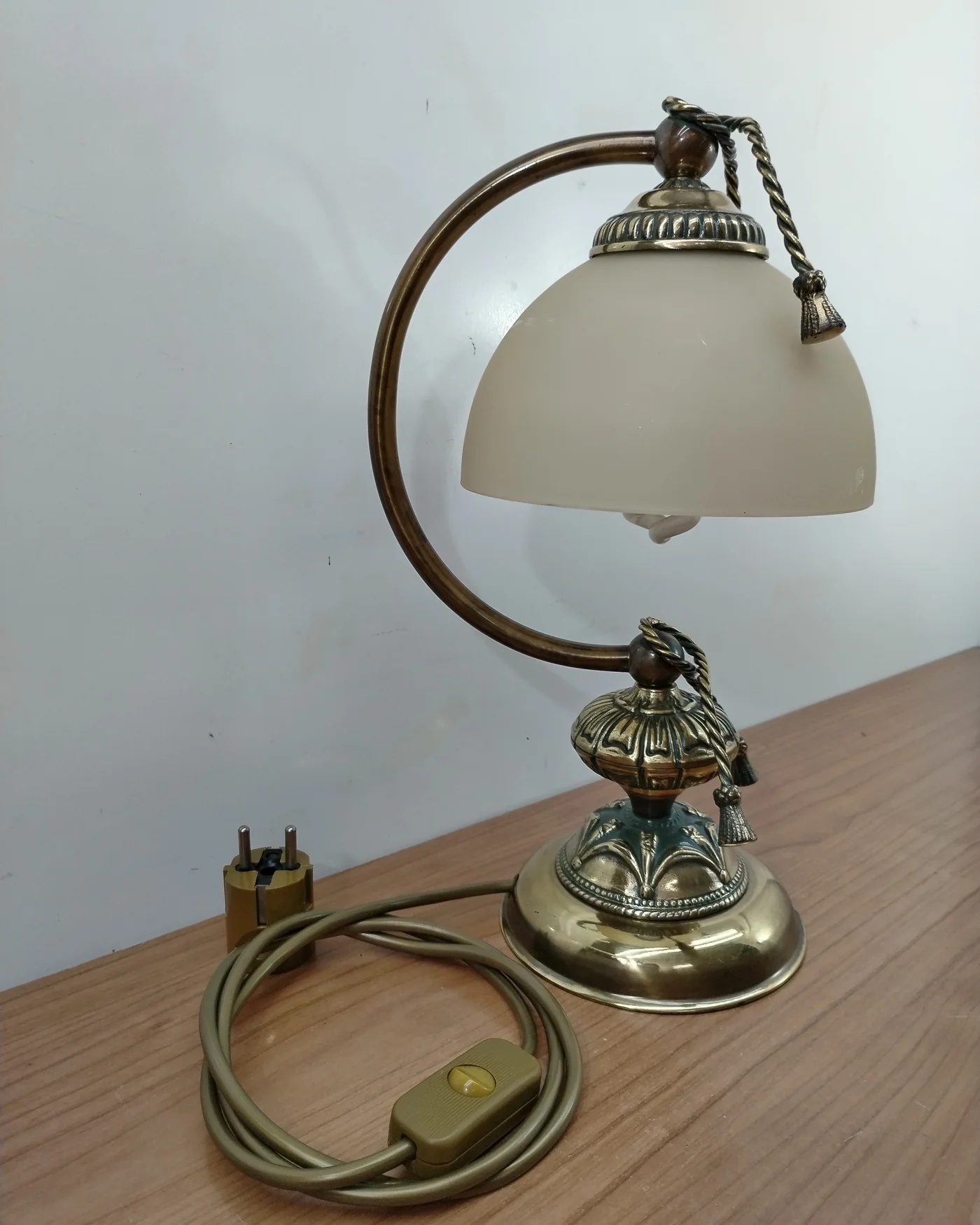 Lámpara de mesa vintage de latón con pantalla de cristal esmerilado - imagen 3