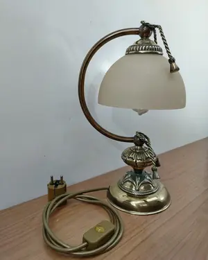 Lámpara de mesa vintage de latón con pantalla de cristal esmerilado - miniatura 3