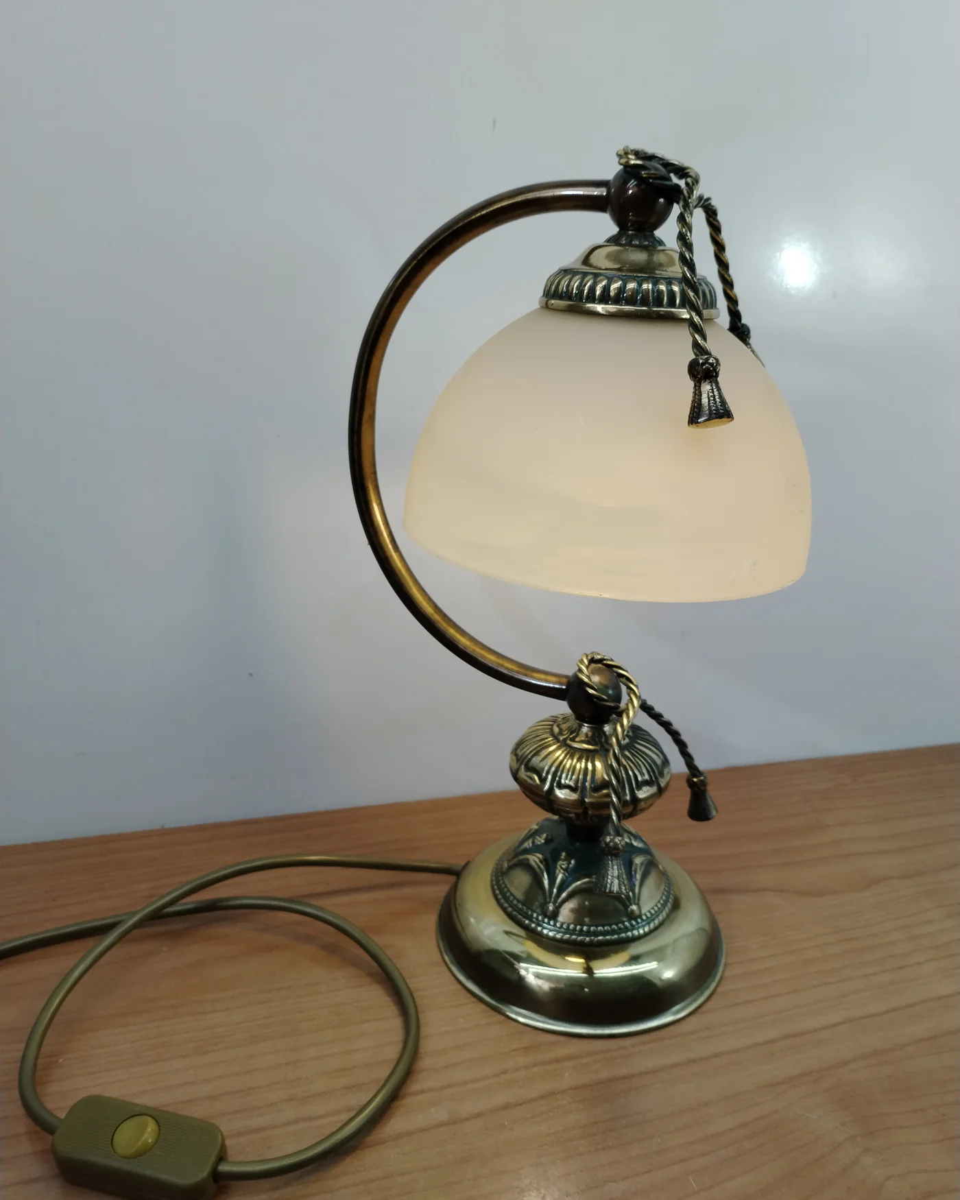 Lámpara de mesa vintage de latón con pantalla de cristal esmerilado - imagen 4
