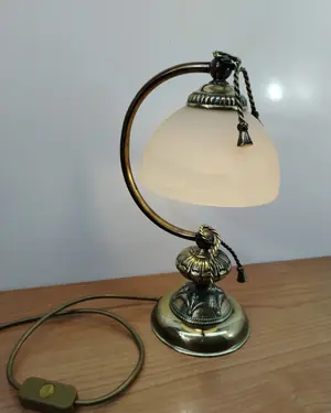 Lámpara de mesa vintage de latón con pantalla de cristal esmerilado - miniatura 4
