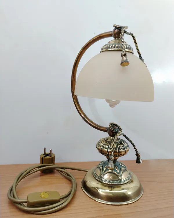 Lámpara de mesa vintage de latón con pantalla de cristal esmerilado