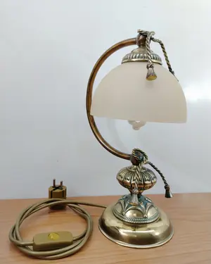 Lámpara de mesa vintage de latón con pantalla de cristal esmerilado - miniatura 1