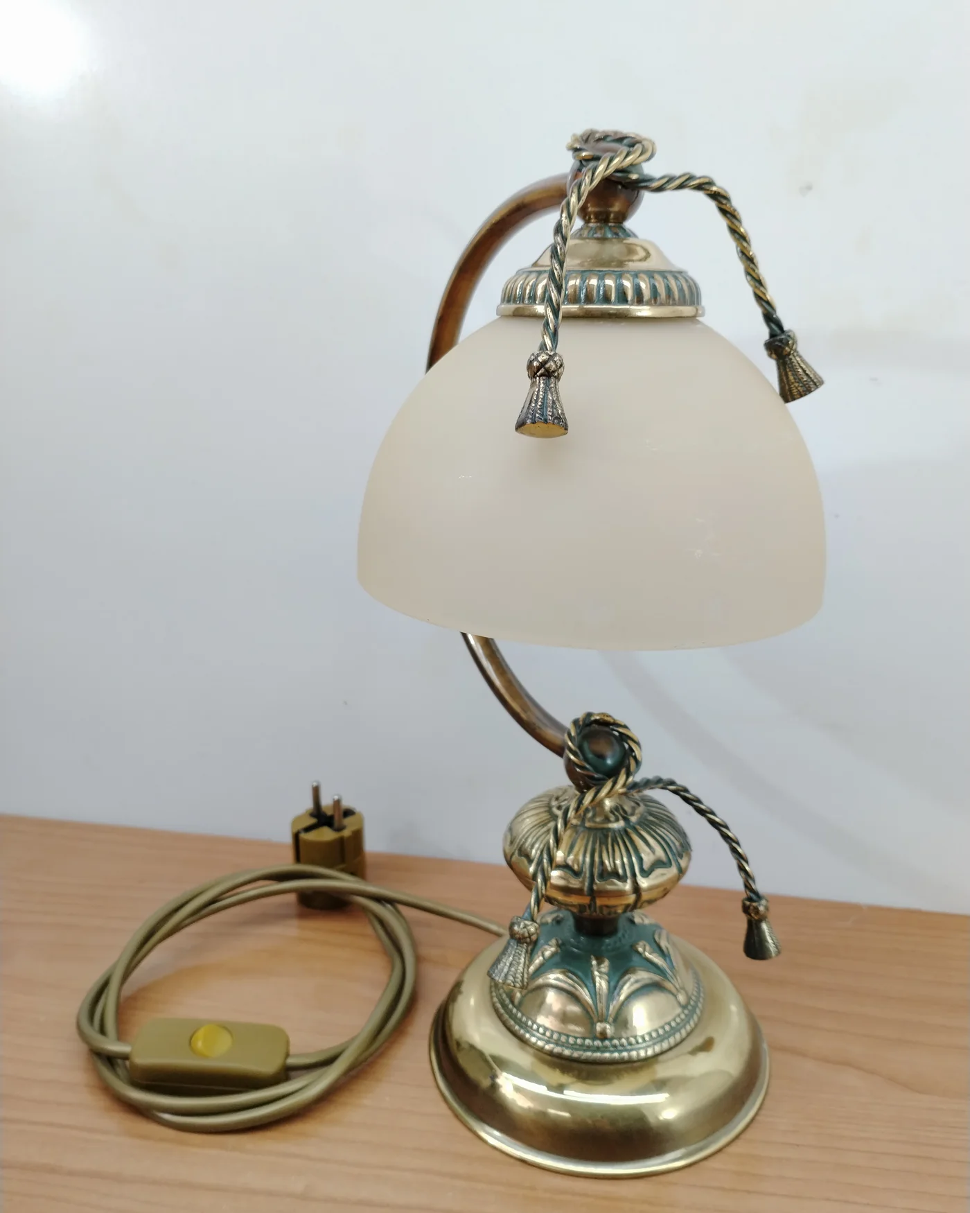 Lámpara de mesa vintage de latón con pantalla de cristal esmerilado - imagen 2