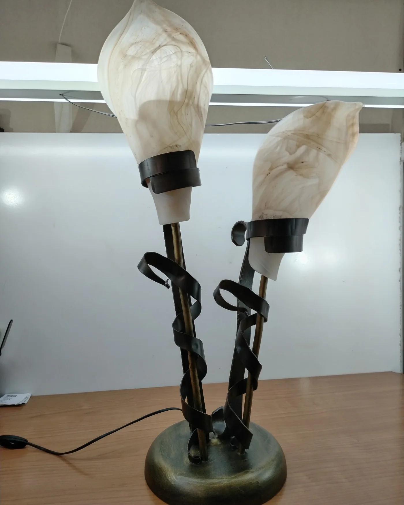 Lámpara de mesa vintage con dos pantallas de mármol y base de metal - imagen 1