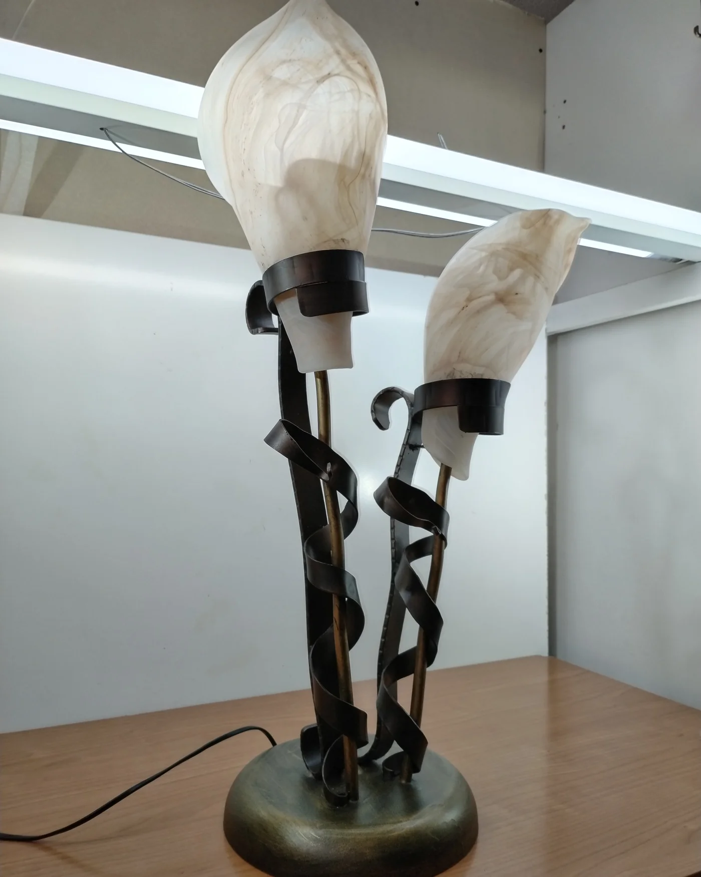Lámpara de mesa vintage con dos pantallas de mármol y base de metal - imagen 2