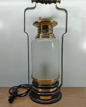 Lámpara vintage de estilo farol en latón y madera oscura - miniatura 1