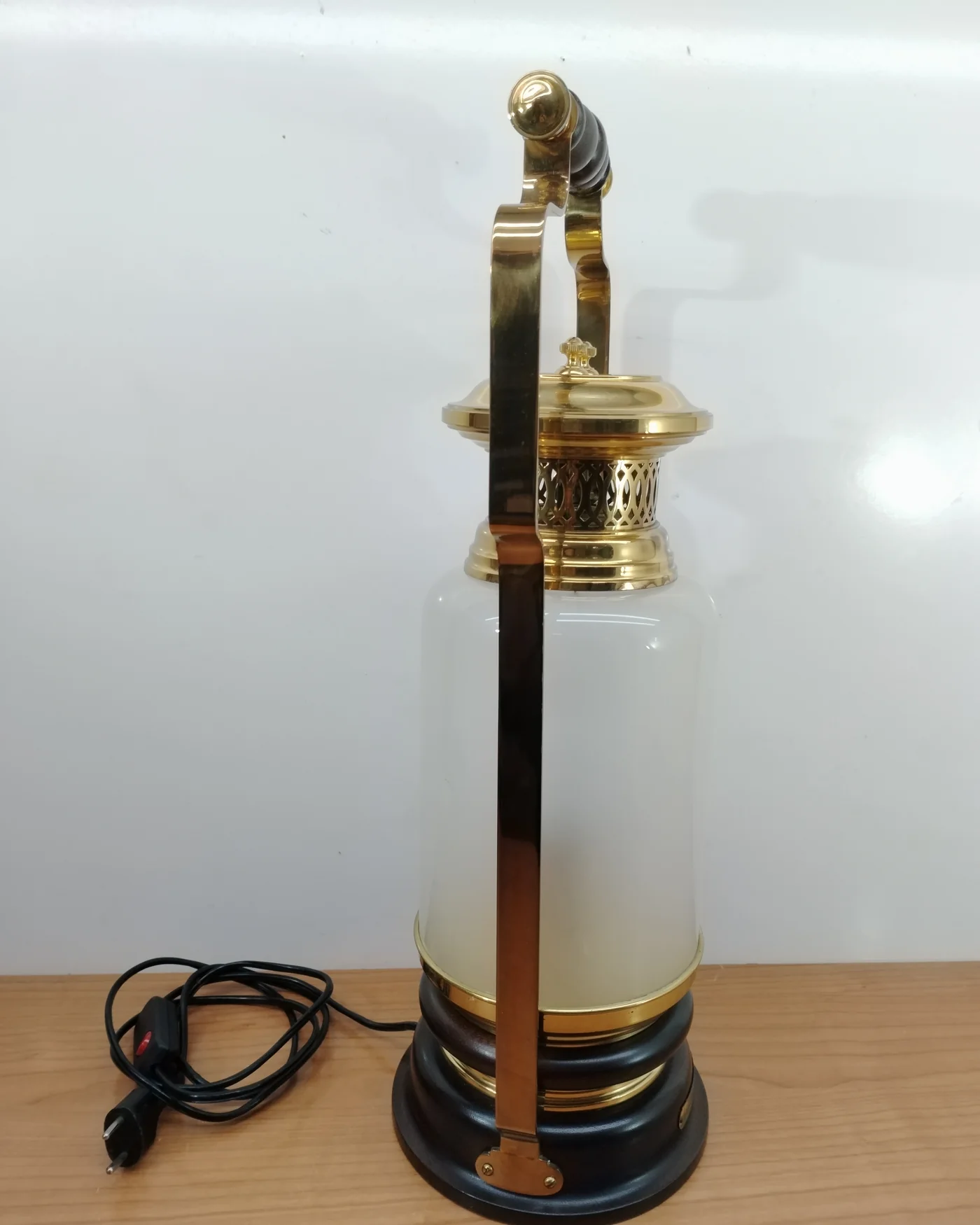Lámpara vintage de estilo farol en latón y madera oscura - imagen 3