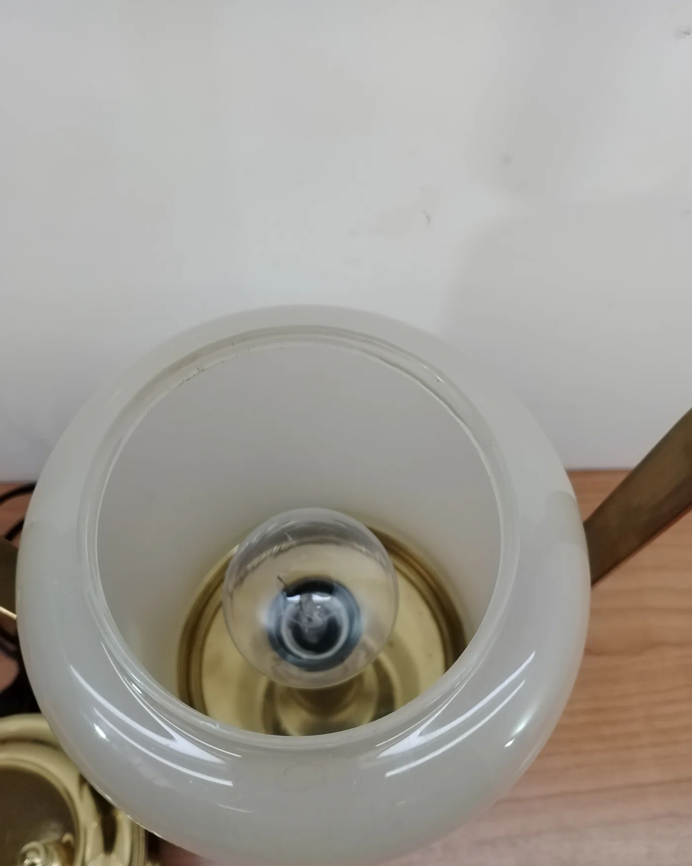 Lámpara vintage de estilo farol en latón y madera oscura - imagen 4