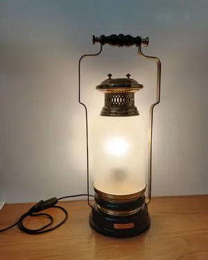 Lámpara vintage de estilo farol en latón y madera oscura - miniatura 5