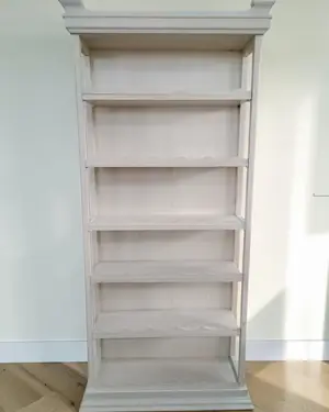 Librero vintage blanco con molduras y repisas decorativas - miniatura 1