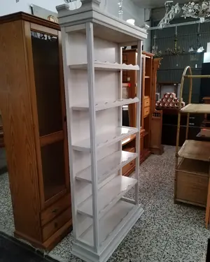 Librero vintage blanco con molduras y repisas decorativas - miniatura 3